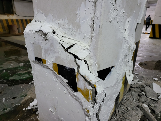 31일 경기도 고양시 마두동의 한 상가 건물에서 지하 기둥 일부가 파열되는 사고가 일어났다./연합뉴스