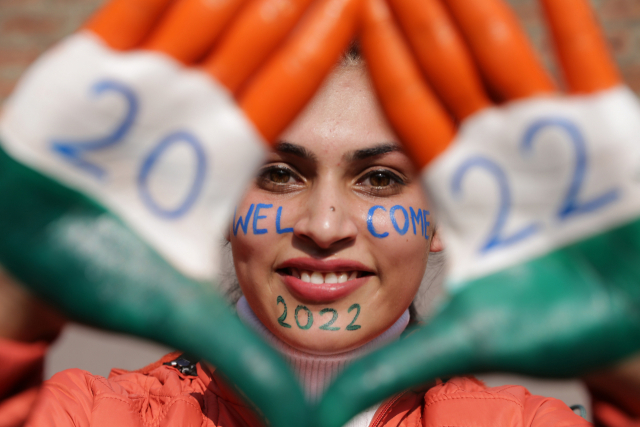 30일(현지 시간) 인도 북부 펀자브주 암리차르 지구에서 한 여성이 인도 국기색과 새해(2022년) 숫자로 페인팅한 양 손바닥을 들어보이고 있다. /신화연합뉴스