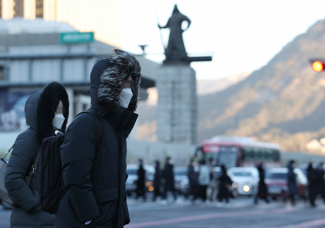 2021년 마지막 날인 31일 오전 서울 광화문사거리에서 강추위에 두꺼운 외투를 입은 시민들이 횡단보도를 건너고 있다./연합뉴스