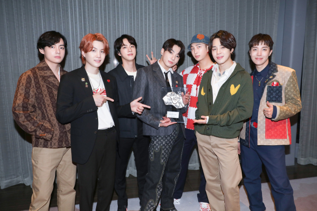 그룹 방탄소년단(BTS)이 지난해 12월 31일 일본의 음악 시상식인 일본 레코드대상에서 2년 연속 '특별 국제음악상' 트로피를 거머쥐었다. 사진은 트로피 들고 기념 촬영하는 방탄소년단. /사진 제공=일본레코드