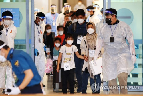 아프가니스탄에서 한국 정부 활동을 도왔던 특별기여자들이 지난해 8월 27일 우리군 수송기로 인천국제공항에 도착한 뒤 입국장을 나서고 있다. /연합뉴스