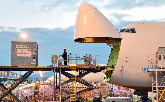 인천국제공항 아시아나항공 화물터미널에서 직원들이 보잉 747-400F 화물기에 미주,유럽등으로 수출될 반도체들 첨단수출품들을 싣고 있다. /이호재기자