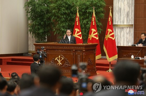북한이 2021년 12월 27일부터 31일까지 진행한 노동당 제8기 제4차 전원회의에서 김정은 당 총비서가 발언하고 있다. /연합뉴스