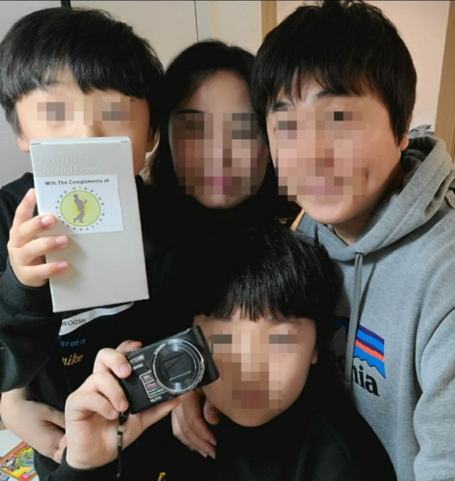 히딩크 전 감독의 도움으로 10년 만에 카메라를 되찾은 교사 김씨와 그의 가족의 모습이다. /재단법인 거스히딩크재단 제공