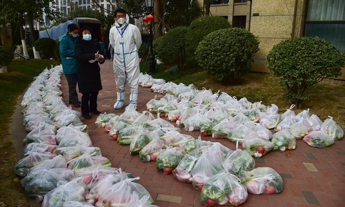 도시 봉쇄 9일째, 중국 산시성 시안시 입구에 식자재와 생필품들이 놓여있다. /글로벌 타임스 캡처