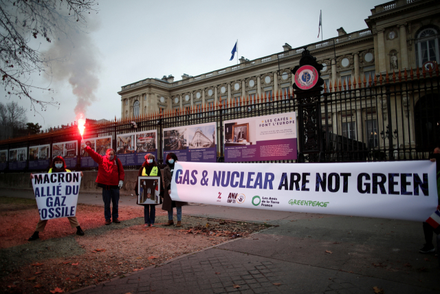 지난달 14일 환경 운동단체가 프랑스 파리에서 유럽연합(EU)의 녹색에너지 분류체계에 원자력발전을 포함시키려는 프랑스 정부를 규탄하고 있다./로이터 연합뉴스