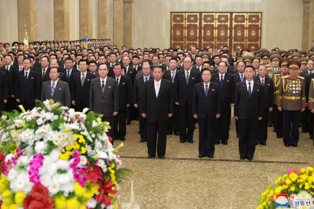 북한 김정은 국무위원장이 새해 첫날 노동당 간부들과 함께 금수산태양궁전을 참배하며 올해 첫 공개 활동을 시작했다고 조선중앙통신이 2일 보도했다. /연합뉴스