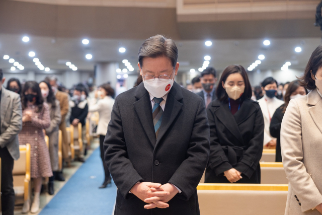 이재명 더불어민주당 대선 후보가 2일 경기도 용인시 새에덴교회에서 예배를 드리고 있다. /민주당 선대위 제공