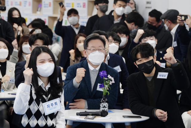 이재명 더불어민주당 대선 후보가 2일 서울 마포구 소재 더불어민주당 미래당사 '블루소다' 개관식에 참석, 참석자들과 파이팅을 외치고 있다. /권욱 기자