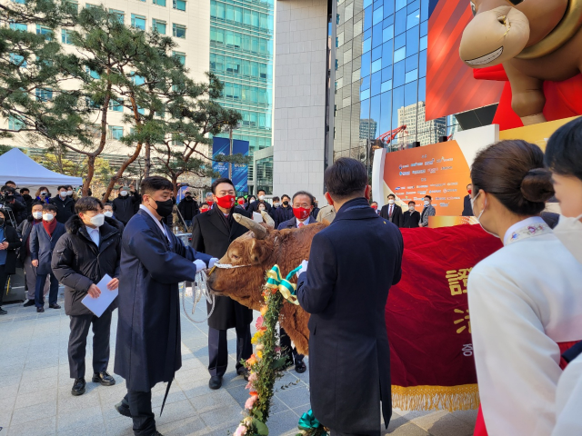 [2022 증시 대동제] 이재명·윤석열, 신년 업무 첫날 나란히 증시 대동제 참석해