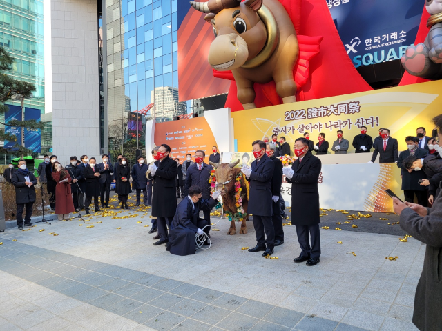 3일 서울 여의도 한국거래소 본관 앞마당에서 서울경제신문 주최로 열린 ‘2022 증시대동제’의 현장에 윤석열 국민의힘 대선후보와 이재명 더불어민주당 대선 후보가 참석해 증시 활황을 기원하는 싸움소 ‘작은 비호’와 함께 기념촬영을 하고 있다. /서울경제