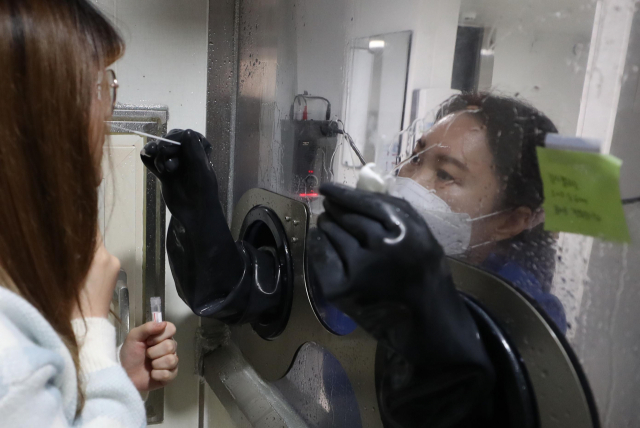 3일 오전 경남 창원시 성산구 창원보건소에서 시민이 신종 코로나바이러스 감염증(코로나19) 검사를 받고 있다./연합뉴스