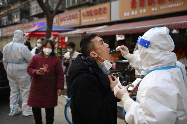 중국 산시(陝西)성 시안 베이린구에서 2일 의료진이 지역 주민을 대상으로 핵산 검사를 하고 있다. 시 정부는 지난해 12월 23일부터 1,300만 명의 시민에게 외출금지령을 내리고 도시를 사실상 봉쇄했다. /신화연합뉴스