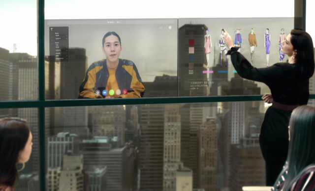 LG디스플레이 모델이 사무실 외부 창문에 투명 OLED를 적용한 ‘투명 스마트 윈도우’로 화상회의를 진행하고 있다. 탁트인 외부 전경을 보면서도 회의와 프레젠테이션, 엔터테인먼트 등의 용도로 사용할 수 있다./사진 제공=LG디스플레이