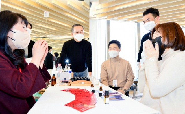 권영수(왼쪽 두 번째) LG에너지솔루션 부회장이 3일 임직원들과 함께 서울 여의도 파크원 본사에 마련된 공간에서 신년 이벤트를 체험하고 있다. /사진 제공=LG에너지솔루션