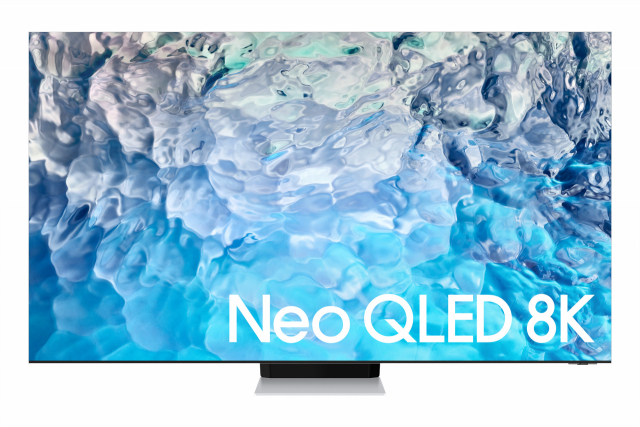 삼성전자가 ‘CES 2022’에서 공개할 예정인 네오 QLED 8K TV. 올해 신제품 TV는 화질 엔진 ‘네오 퀀텀 프로세서’가 개선돼 빛의 밝기를 기존보다 4배 향상된 1만6,384단계까지 세밀하게 조정할 수 있다./사진 제공=삼성전자
