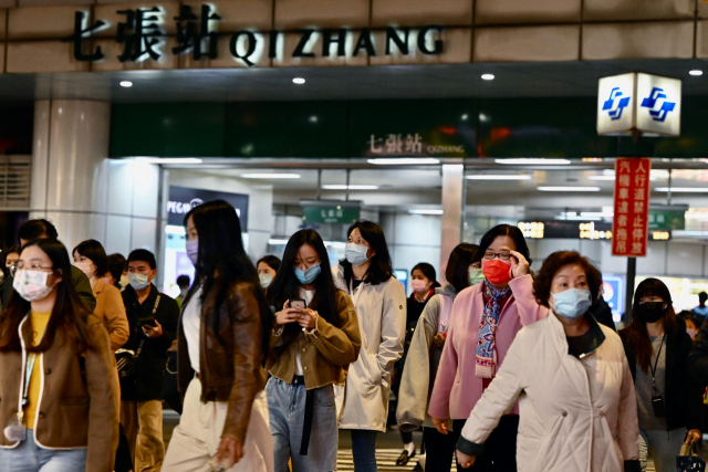 3일 대만 MRT 신디엔 역에서 통근자들이 역사를 빠져나오고 있다. /AFP연합뉴스