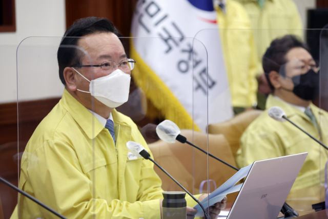 김부겸 국무총리가 3일 정부서울청사에서 열린 정부 시무식에서 신년 인사말을 하고 있다./연합뉴스