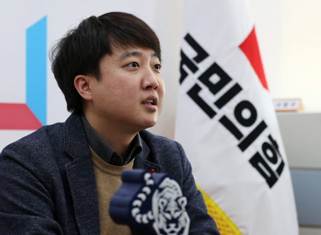 이준석 '윤사모에서 문자 폭탄'…권성동과 정면충돌
