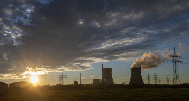 지난달 31일(현지 시간) 가동 중단이 임박한 독일 바이에른주 군트레밍엔 원자력 발전소의 냉각탑에서 수증기가 솟아오르고 있다./연합뉴스