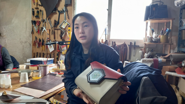 박성규 명장의 딸이자 칠피 공예 이수자인 선영 씨가 자신이 만든 칠피 가방을 소개하고 있다.