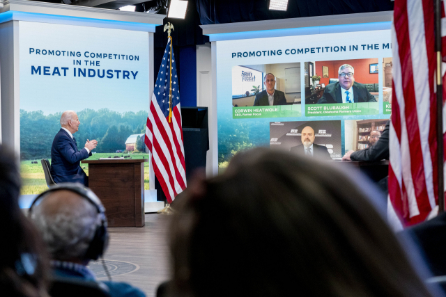 조 바이든 대통령이 3일 백악관에서 소규모 농장, 목장 업체들과 육류가격 인하를 위한 화상 회의를 하고 있다./AP 연합뉴스