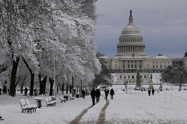 3일 워싱턴 DC에서 겨울 폭풍우가 몰아치며 연방정부와 학교들이 폐쇄됐다./AFP 연합뉴스