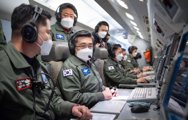 서욱 국방부장관이 지난 1일 공군 항공통제기 피스아이(E-737)에 탑승해 지휘비행을 하며 한반도 전역의 대비태세를 점검하고 있다./사진제공=국방부