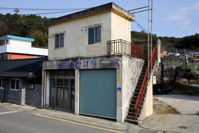‘선진소방구현’ 글자가 희미하게 남아 있는 옛 판교소방서 건물.