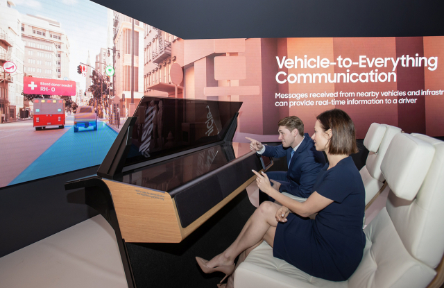 삼성전자 모델이 'CES 2022'가 열리는 미국 라스베이거스 컨벤션센터의 삼성전자 전시관에서 증강현실(AR) 기반의 미래 차량 운전을 체험하고 있다. /사진 제공=삼성전자