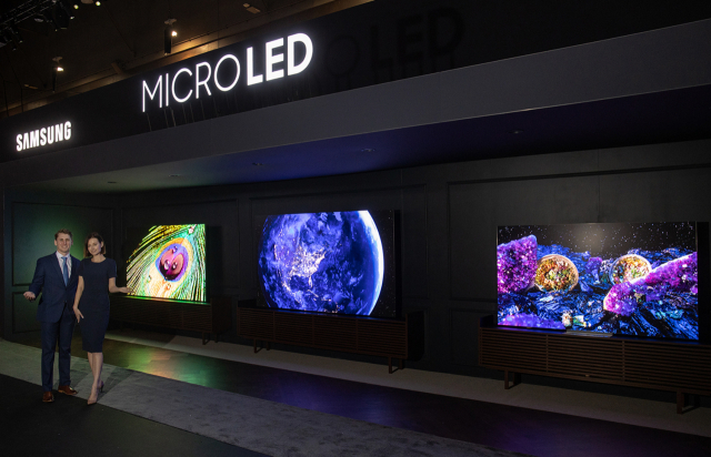 삼성전자 모델들이 'CES 2022'가 열리는 미국 라스베이거스 컨벤션센터의 삼성전자 전시관에서 '마이크로 LED'를 홍보하고 있다. /사진 제공=삼성전자