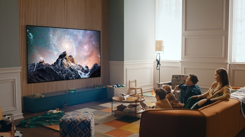 LG전자가 이번 CES 전시회에 2022년형 올레드 TV 라인업을 공개한다. 올레드 에보 모델도 기존 3개 모델에서 11개 모델로 늘린다. 가족들이 모여 LG 올레드 에보로 TV를 보고 있다. /사진 제공=LG전자