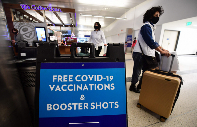 미국 캘리포니아 로스앤젤레스 국제공항에 설치된 백신접종센터 앞 모습./AFP연합뉴스