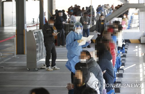 4일 오후 광주 북구보건소 선별진료소에 검사를 받으려는 시민들의 방문이 이어지고 있다./연합뉴스