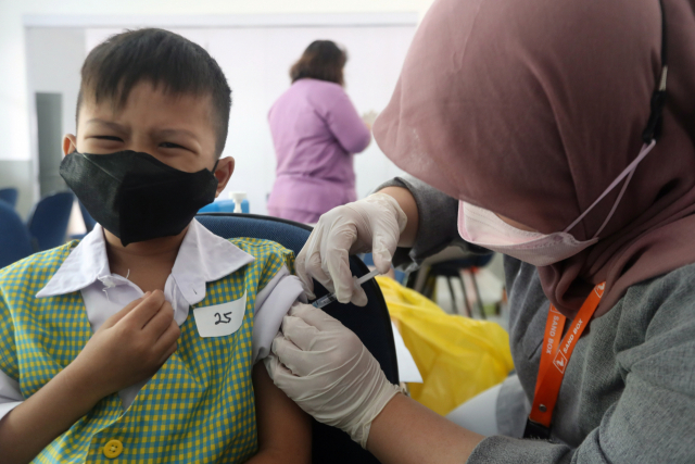 4일(현지 시간) 인도네시아에서 한 어린이가 코로나19 백신을 접종하고 있다./EPA연합뉴스