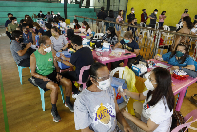 3일(현지 시간) 필리핀에서 사람들이 코로나19 백신을 접종하고 있다./EPA연합뉴스