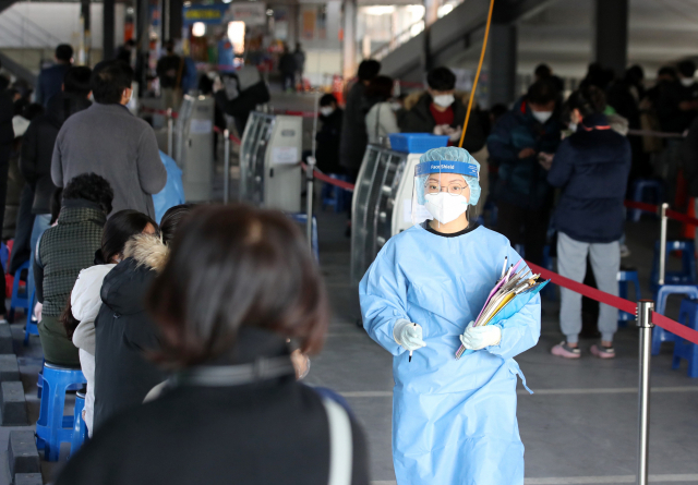 지난 3일 오후 광주 북구보건소 선별진료소에서 의료진이 신종 코로나바이러스 감염증(코로나19) 검사를 받으려는 시민들을 살피고 있다./연합뉴스