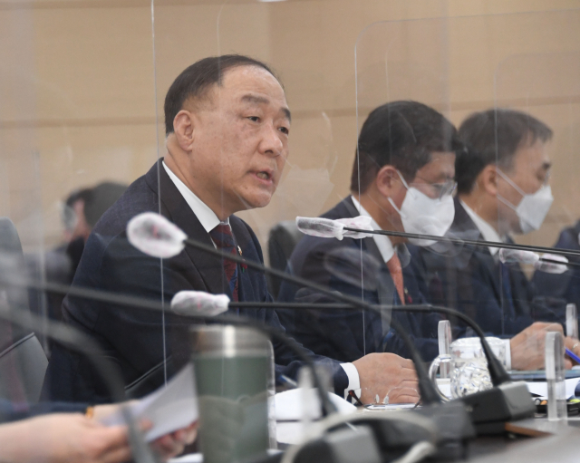 홍남기 '주택시장 하향안정세 가속화…주택 공급물량, 공급과잉 우려될 정도'