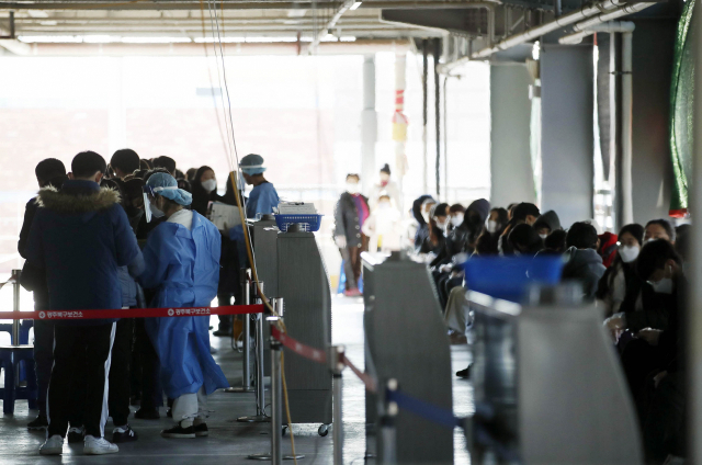 4일 오후 광주 북구보건소 선별진료소에 검사를 받으려는 시민들의 방문이 이어지고 있다./연합뉴스