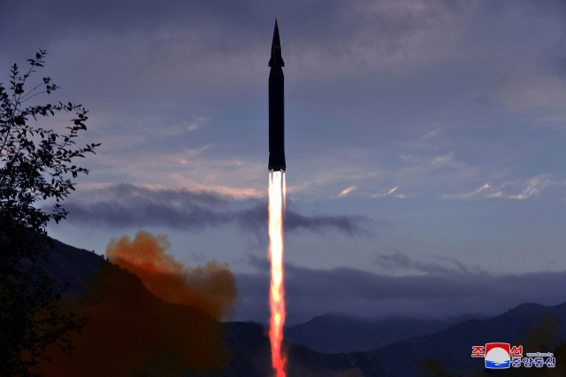 북한이 지난해 9월 28일 자강도 룡림군 도양리에서 실시한 극초음속 미사일 ‘화성-8형’의 시험발사 장면. 북한은 5일 오전에도 자강도에서 탄도미사일로 추정되는 발사체를 쏘아 올렸다. /조선중앙통신·연합뉴스