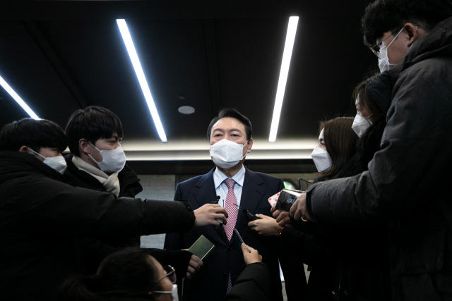윤석열 국민의힘 대선 후보가 5일 오후 일정을 위해 서울 여의도 당사를 나서며 기자들의 질문을 받고 있다. /권욱기자