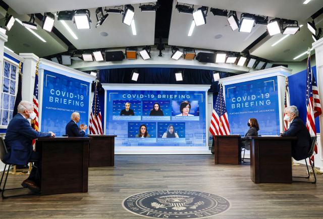 조 바이든(왼쪽 두 번째) 미국 대통령이 4일(현지 시간) 워싱턴DC 백악관에서 코로나19 대응팀과 화상회의를 하고 있다. /로이터연합뉴스