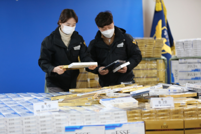 인천해양경찰서 외사계 직원들이 수출용 국산 담배 170억원 상당을 밀반입한 압수물을 확인하고 있다 /사진제공=인천해양겅철서