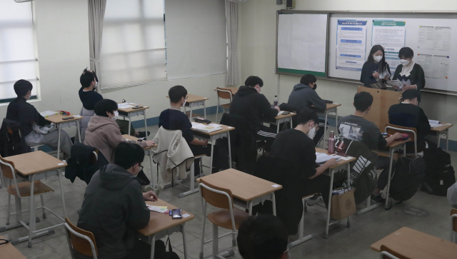 2022학년 대학수학능력시험이 치러진 지난해 11월 18일 서울 용산고등학교에서 수험생들이 시험을 준비하고 있다./사진공동취재단