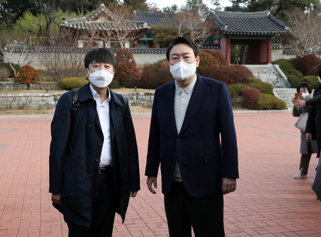 윤석열 국민의힘 대선 후보와 이준석 대표가 지난달 11일 오전 강원 강릉시 오죽헌에서 참배를 마친 뒤 기념사진을 찍고 있다. /연합뉴스