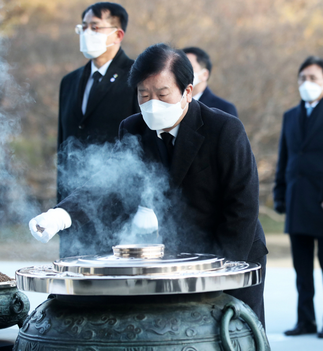 박병석 국회의장이 지난1일 서울 동작구 국립서울현충원을 찾아 참배하고 있다. /연합뉴스