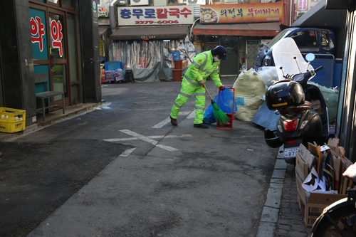환경미화원이 서울 중구의 거리를 청소하고 있다. /사진 제공=중구