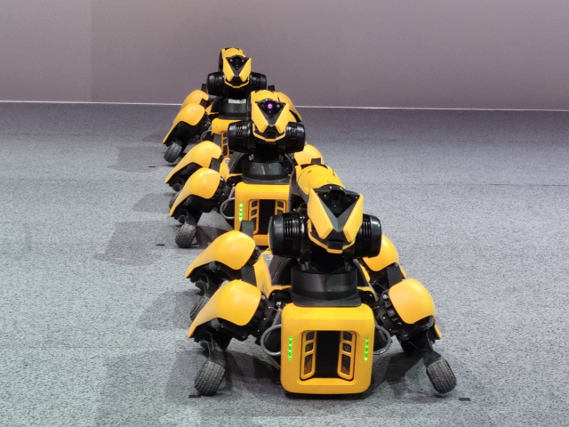 현지시간 5일 미국 라스베이거스에서 열린 CES 2022에서 보스턴다이나믹스의 로봇 개 스팟이 관객들을 기다리고 있다./사진=김인엽기자