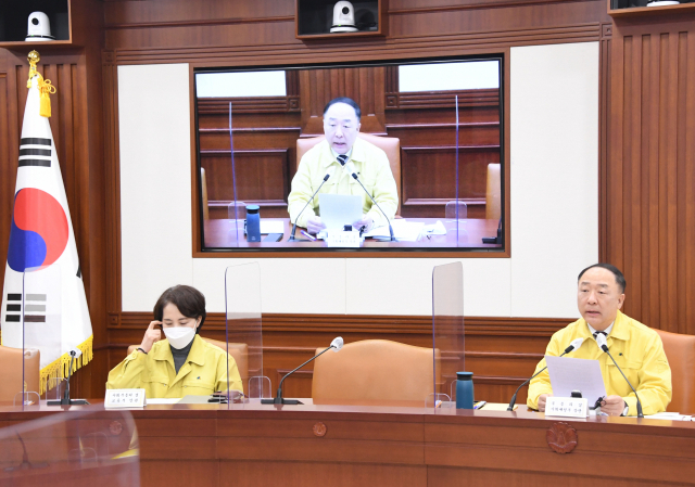 홍남기(오른쪽) 부총리 겸 기획재정부 장관이 6일 정부서울청사에서 열린 비상경제중대본 회의에서 발언하고 있다.