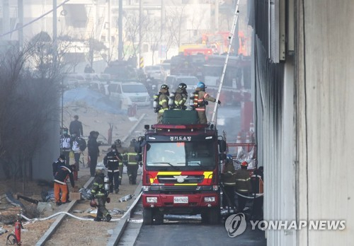 6일 경기도 평택시의 한 냉동창고 신축 공사현장에서 불이 나 소방관들이 진화작업을 하고 있다. /연합뉴스